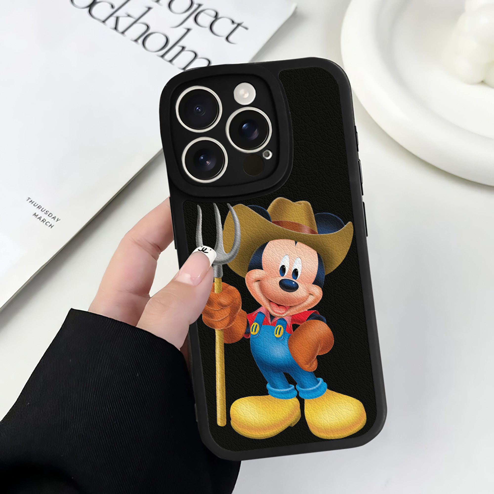 （画像用） ミッキーマウス Mickey Mouse 【iPhone 16シリーズ対応】シリコンスマホケース（レザー調） 材質：シリコン